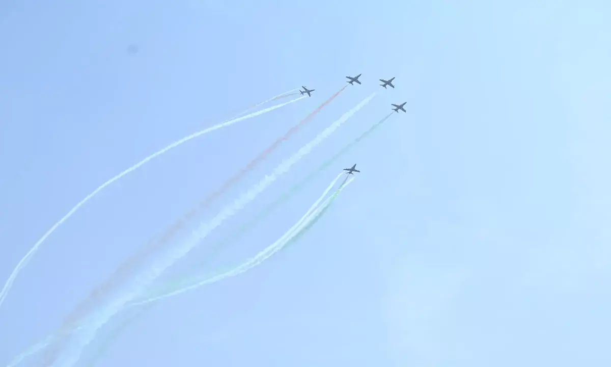 एयर शो के दौरान सूर्यकिरण की टीम ने आसमान में बनाया तिरंगा