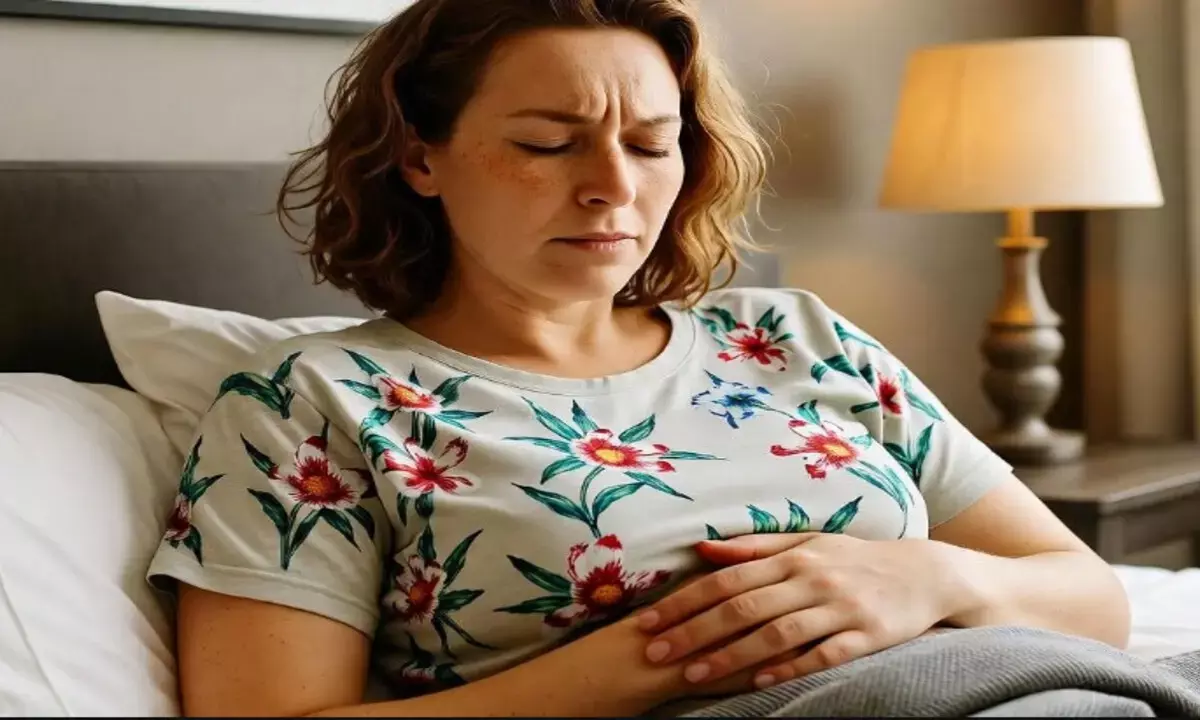 पीरियड्स का दर्द सहन करती महिला