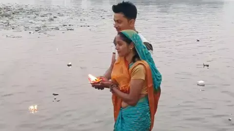 दीपदान करते हुए श्रद्धालु