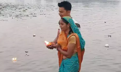 दीपदान करते हुए श्रद्धालु