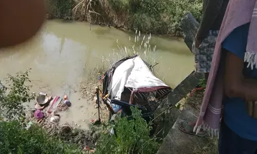 बैकुंठपुर में बड़ा हादसा : 16 लोगों से भरी ऑटो नदी में जा गिरी, दो महिलाओं की मौत, 14 घायल