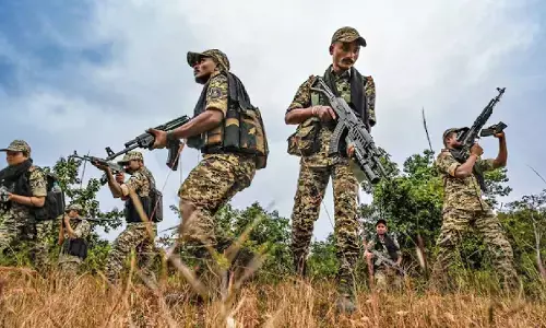 बीजापुर में बड़ी मुठभेड़ : तीन नक्सलियों के मारे जाने की खबर, दोनों तरफ से लगातार हो रही फायरिंग
