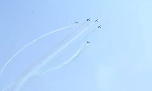 एयर शो के दौरान सूर्यकिरण की टीम ने आसमान में बनाया तिरंगा