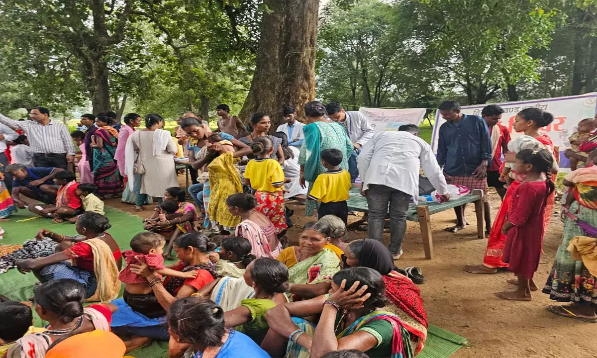 हेल्थ कैंप में ग्रामीणों की जांच करते हुए डॉक्टर