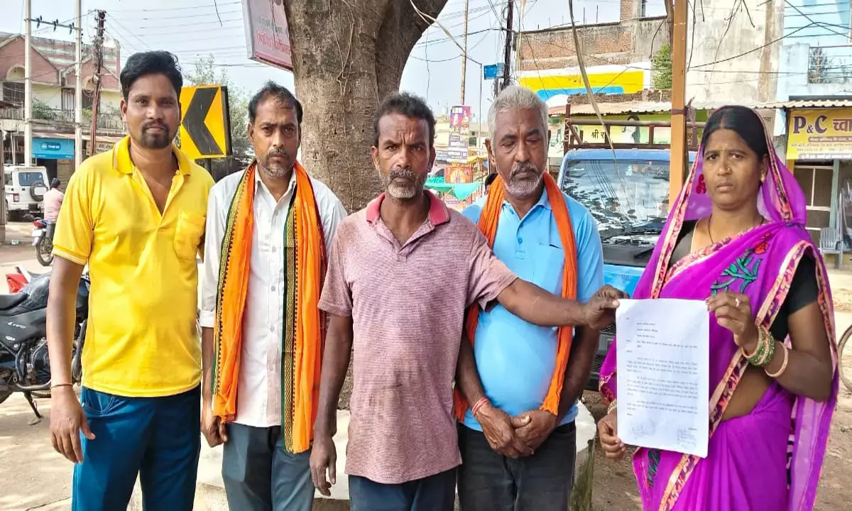 कर्मचारियों ने कलेक्टर को सौंपा ज्ञापन