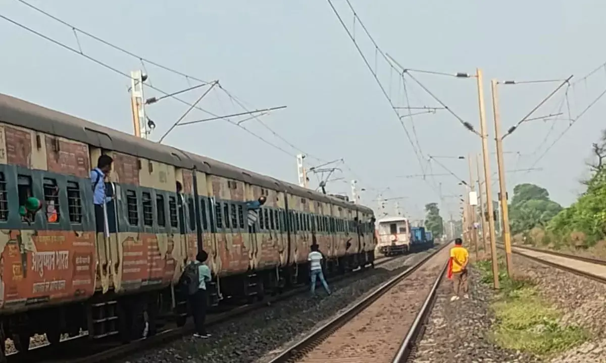 एक ही ट्रैक पर आई दो मालगाड़ी और एक यात्री ट्रेन