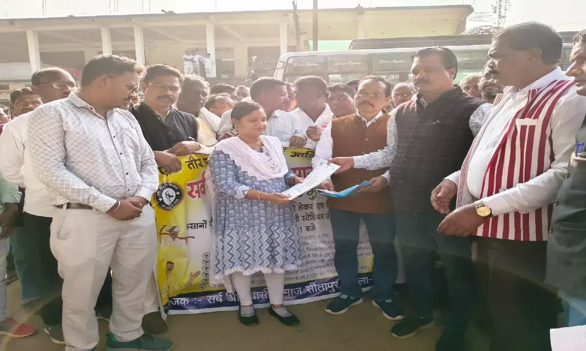 गिरदावरी में कमी पर आक्रोश : सर्व आदिवासी समाज ने किया विरोध- प्रदर्शन, छः सूत्रीय मांगों को लेकर सौंपा ज्ञापन