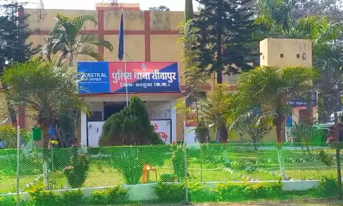 सीतापुर में बदमाशों का आतंक : दो गुट आपस में भिड़े, जमकर चले लात- घूंसे