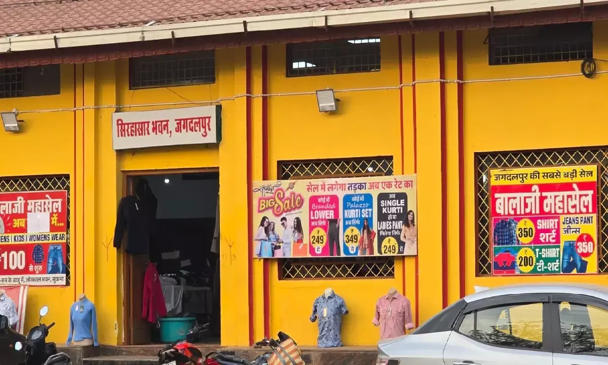 संस्कृति बनाम व्यवसाय : सिरहसार भवन में चलाया जा रहा कपड़ों का सेल, लोगों ने जताई नाराजगी