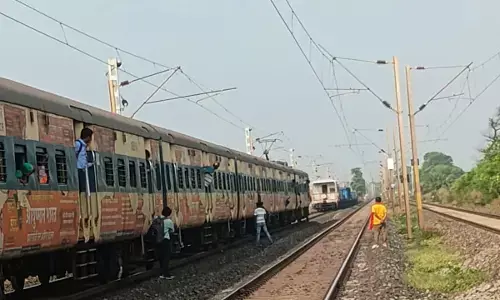 एक ही ट्रैक पर आई दो मालगाड़ी और एक यात्री ट्रेन