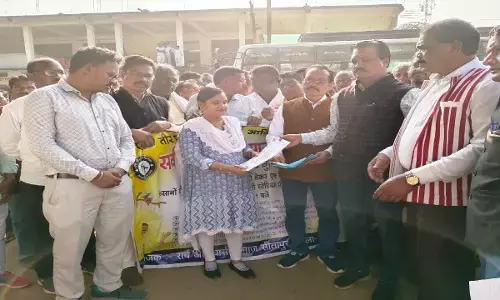 गिरदावरी में कमी पर आक्रोश : सर्व आदिवासी समाज ने किया विरोध- प्रदर्शन, छः सूत्रीय मांगों को लेकर सौंपा ज्ञापन