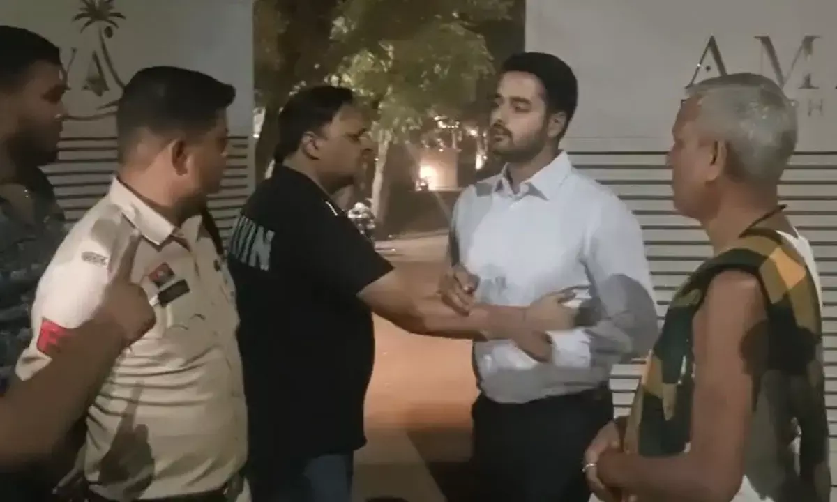 लूंगी, बनियान में खाना खाने पहुंचे बुजुर्ग को होटल प्रबंधन ने बाहर रोका