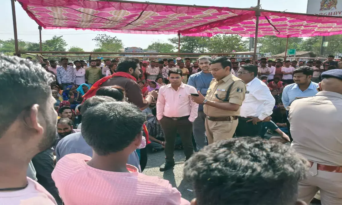 ग्रामीणों को समझाइश देते हुए पुलिस अफसर