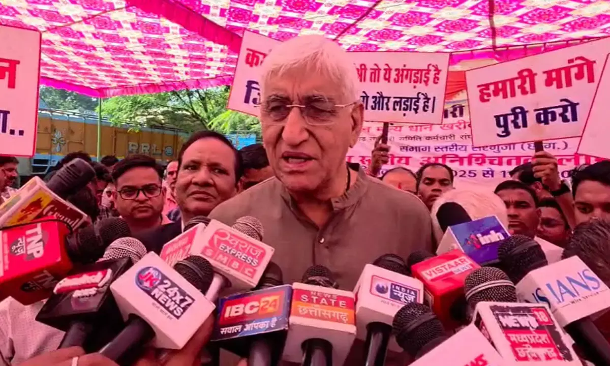 पत्रकारों से चर्चा करते हुए पूर्व डिप्टी सीएम टीएस सिंह देव