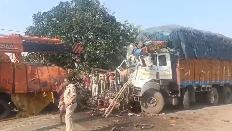 दो ट्रकों की आमने-सामने टक्कर, दो की मौके पर मौत, दो घायल दो ट्रकों की आमने-सामने टक्कर, दो की मौके पर मौत, दो घायल