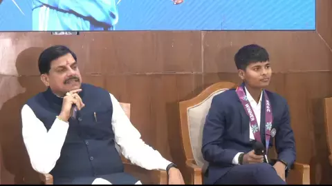 CM मोहन यादव ने किया क्रांति सिंह गौड़ का सम्मान, मां ने गहने बेचकर जिंदा रखा था सपना CM मोहन यादव ने किया क्रांति सिंह गौड़ का सम्मान, मां ने गहने बेचकर जिंदा रखा था सपना