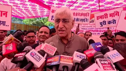 पत्रकारों से चर्चा करते हुए पूर्व डिप्टी सीएम टीएस सिंह देव