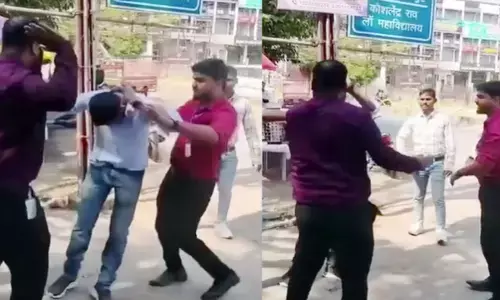 होम ट्यूटर की पिटाई करते हुए आचार्या कोचिंग क्लासेज के शिक्षक