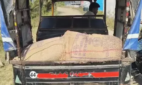 सरकारी चावल की हो रही थी तस्करी, ग्रामीणों ने पकड़ा