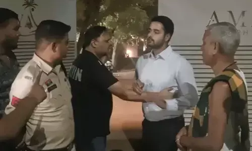 लूंगी, बनियान में खाना खाने पहुंचे बुजुर्ग को होटल प्रबंधन ने बाहर रोका