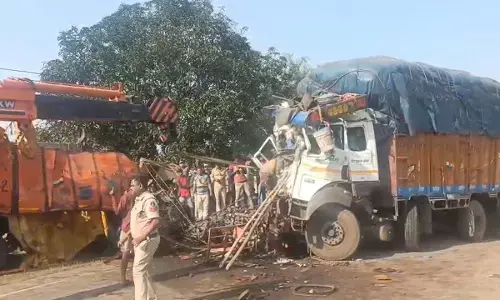 दो ट्रकों की आमने-सामने टक्कर, दो की मौके पर मौत, दो घायल