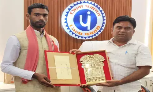 जिला पंचायत अध्यक्ष अरुण सार्वा ने मिठाई खिलाकर दी बधाई