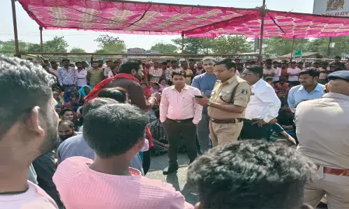 ग्रामीणों को समझाइश देते हुए पुलिस अफसर