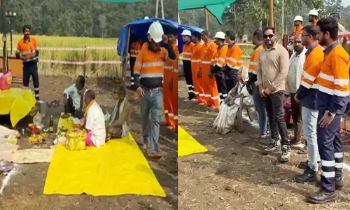 गोल्ड माइंस में भूमिपूजन करते हुए वेदांता ग्रुप के कर्मचारी