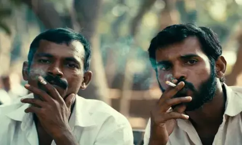 स्मोकिंग करते हुए दो व्यक्ति