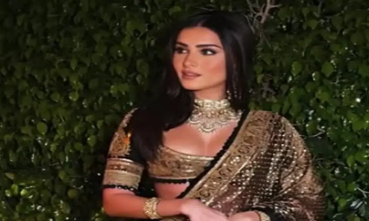 एक्ट्रेस तारा सुतारिया का लहंगा लुक