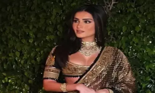 एक्ट्रेस तारा सुतारिया का लहंगा लुक