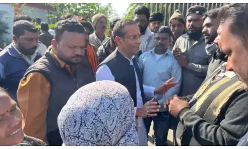 आधी सैलरी मिलने से भड़के सफाईकर्मी, धरना देकर की नारेबाजी