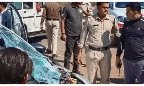 उज्जैन जा रहे परिवार की कार को ट्रक ने मारी टक्कर, दो की मौत, 4 घायल