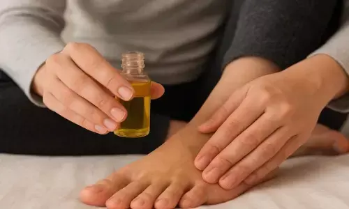 पैरों में तेल लगाती महिला