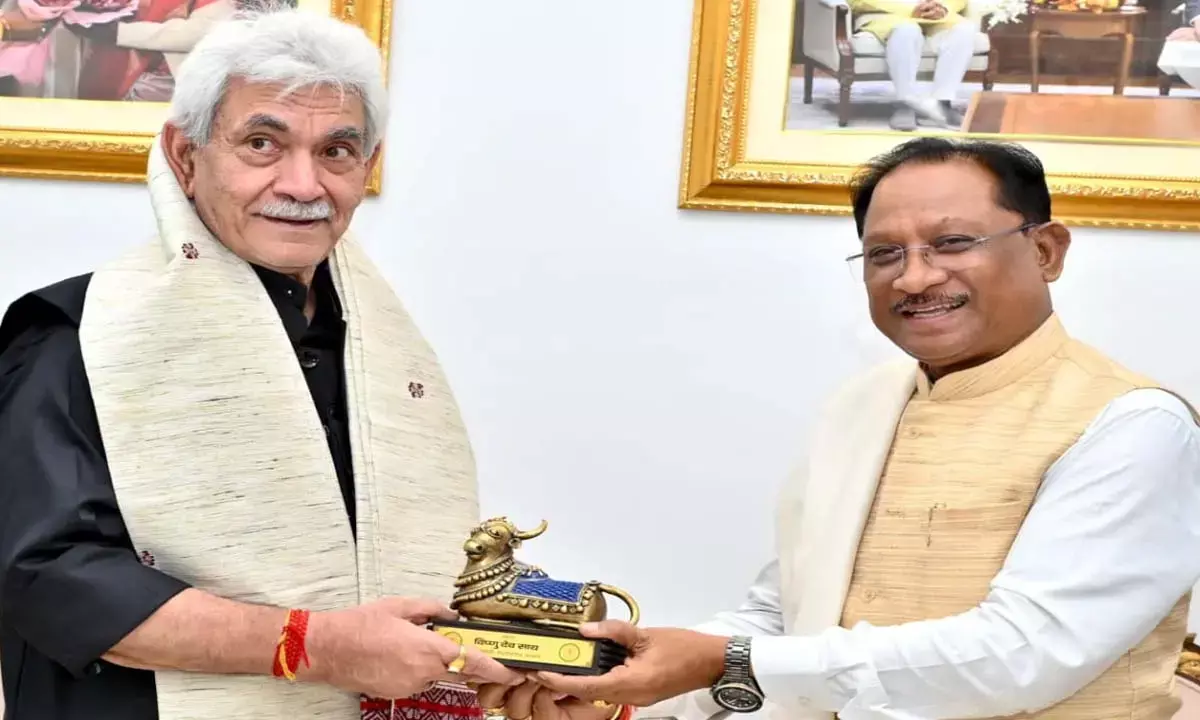 जम्मू-कश्मीर के उपराज्यपाल और इंदिरा कला संगीत विवि की कुलपति ने की भेंट