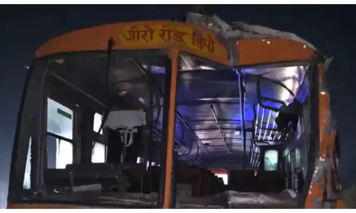 यूपी रोडवेज बस ट्रक से भिड़ी, 8 यात्री घायल