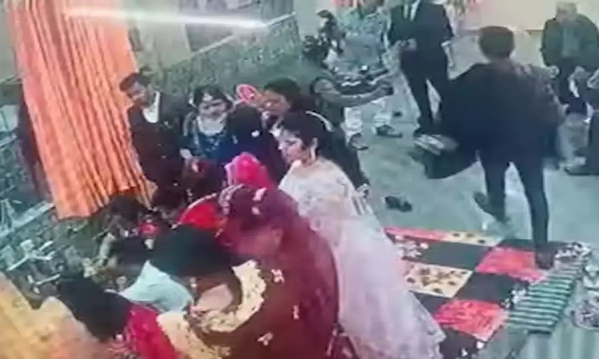 शादी में बिन बुलाए मेहमान बने चोर :  नोटों से भरा बैग पार