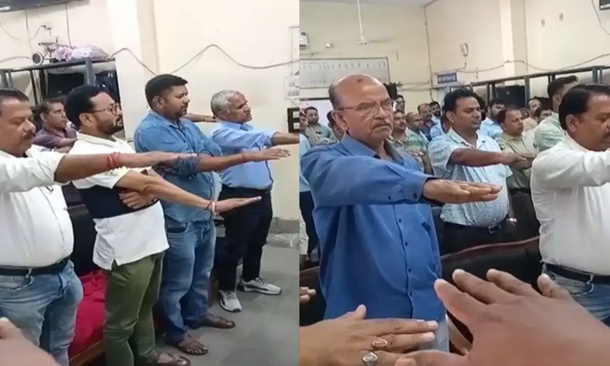 शपथ ग्रहण करते हुए यात्री ट्रेन चलाने वाले लोको पायलट