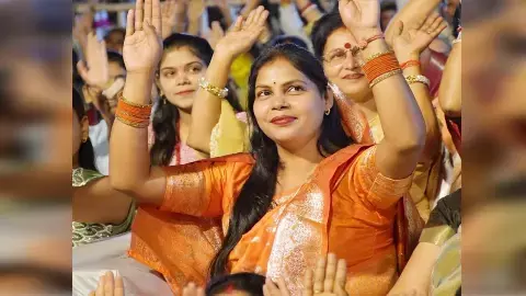 कार्यक्रम का आनंद लेती हुईं महिलाएं