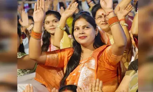 कार्यक्रम का आनंद लेती हुईं महिलाएं