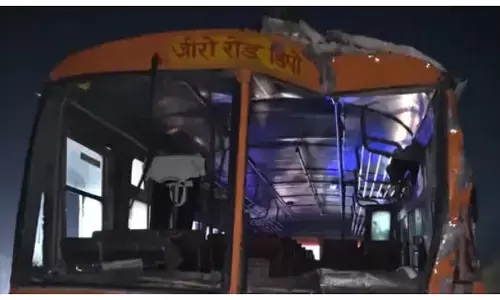 यूपी रोडवेज बस ट्रक से भिड़ी, 8 यात्री घायल
