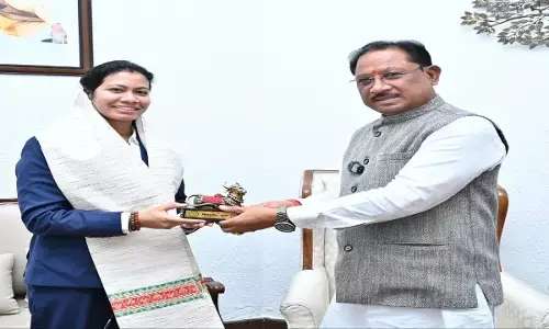 फिजियोथेरेपिस्ट आकांक्षा ने CM साय से की मुलाकात : वर्ल्ड कप के अनुभवों को किया साझा, मुख्यमंत्री ने किया सम्मानित