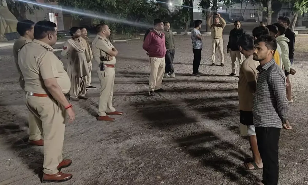 अमित बघेल के करीबियों से पूछताछ करती हुई पुलिस