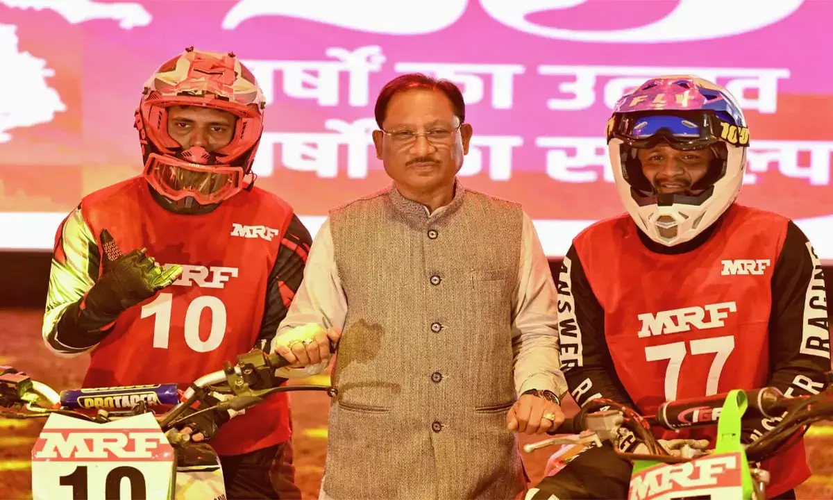 विजेताओं को सम्मानित करते हुए सीएम साय