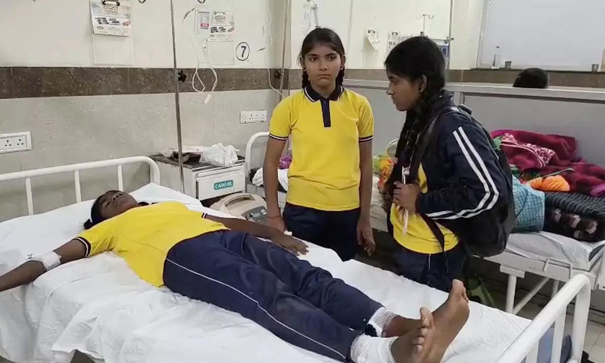 स्कूली छात्राएं और खिलाड़ी घायल, दो की हालत गंभीर