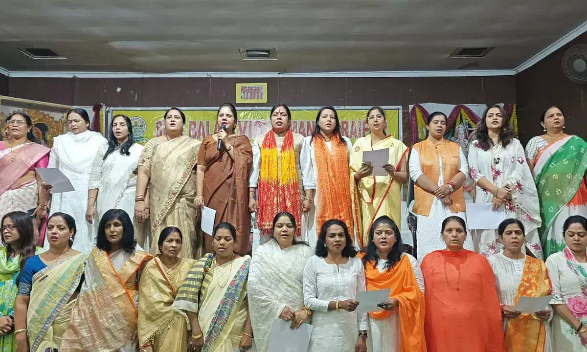 राष्ट्र गीत का सामूहिक गान करती हुईं महिलाएं