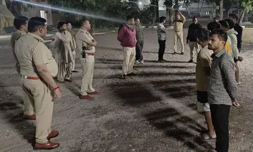 अमित बघेल के करीबियों से पूछताछ करती हुई पुलिस