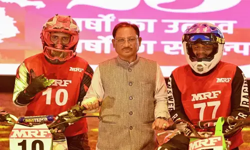 विजेताओं को सम्मानित करते हुए सीएम साय