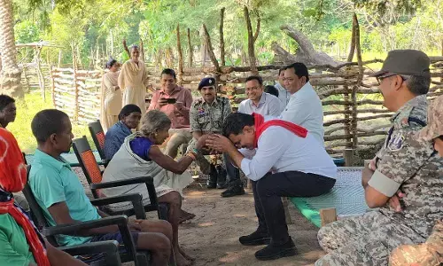 नक्सल इलाके में पहुंचे डिप्टी सीएम शर्मा : हिड़मा और बारसे की माताओं से मिले, मुख्यधारा में आने के लिए प्रेरित करने की अपील नक्सल इलाके में पहुंचे डिप्टी सीएम शर्मा : हिड़मा और बारसे की माताओं से मिले, मुख्यधारा में आने के लिए प्रेरित करने की अपील