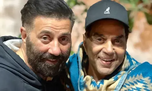 सनी देओल की टीम ने अभिनेता धर्मेंद्र की हेल्थ अपडेट दी।